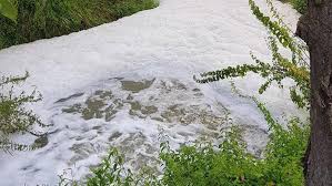 Inquinamento da schiuma nel torrente Triversa